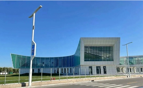 伊利内蒙古产业园区与佰马科技合作伙伴共同部署了智慧路灯杆系统，集智能照明、高速通信覆盖、智能安防监控、信息发布等功能于一体，为打造出5A级科技文旅综合空间提供有力支撑。