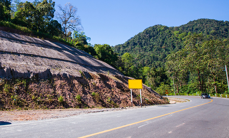 公路边坡.jpg